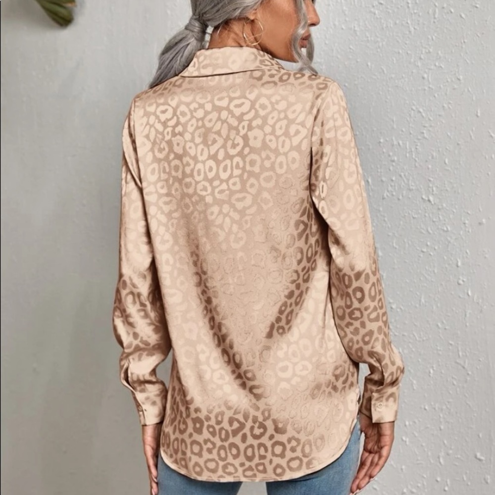New  leopard print button down top - Picture 4 of 4
